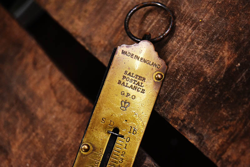 105330 ヴィンテージ　「SALTER POSTAL BALANCE」　バネ秤　計量器　吊り下げ式秤　スケール　真鍮製　ブラス　英国 MADE IN ENGLAND