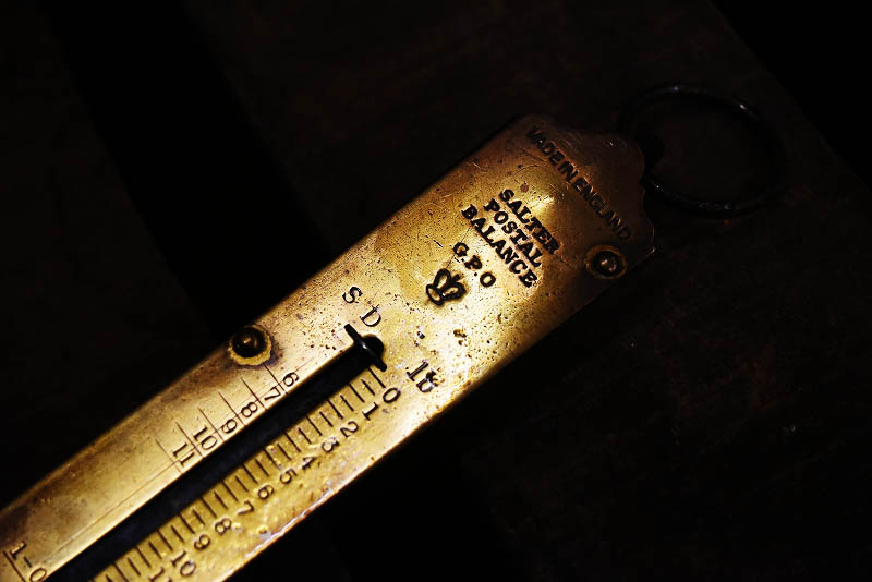 105330 ヴィンテージ　「SALTER POSTAL BALANCE」　バネ秤　計量器　吊り下げ式秤　スケール　真鍮製　ブラス　英国 MADE IN ENGLAND