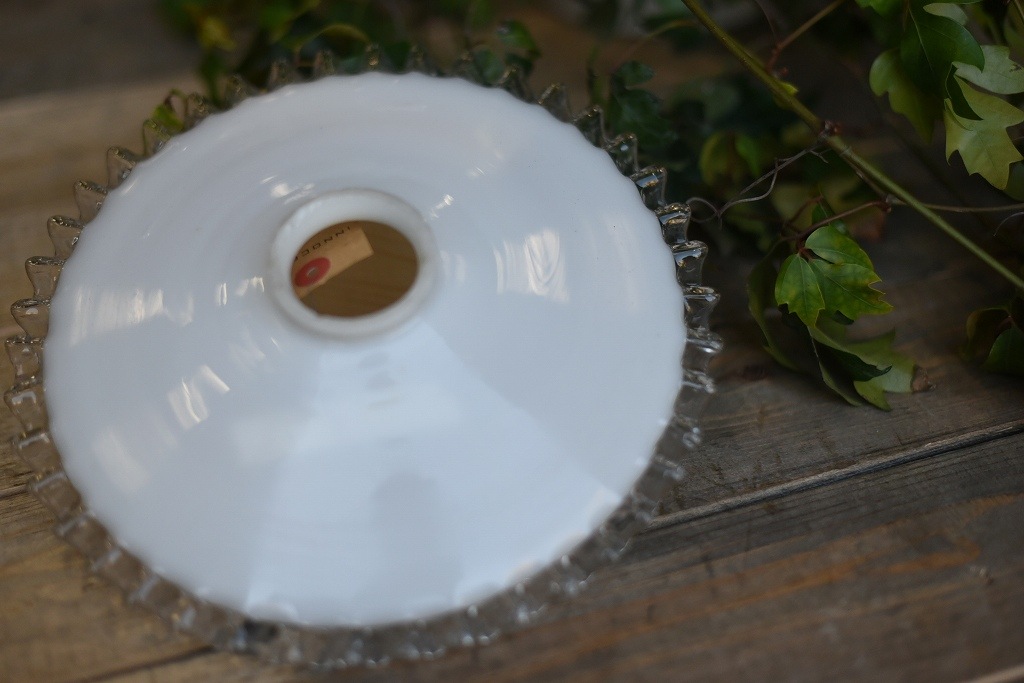 1683 ヴィンテージ　乳白色ガラス ランプ シェード クリアフリル　