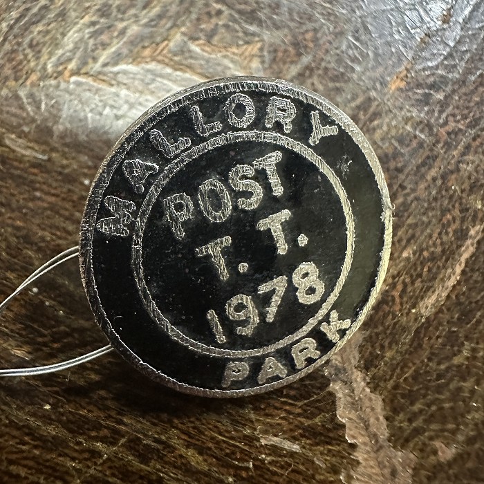 108101 1978年 Mallory Park Motorcycle Races Post-TT ピンバッジ