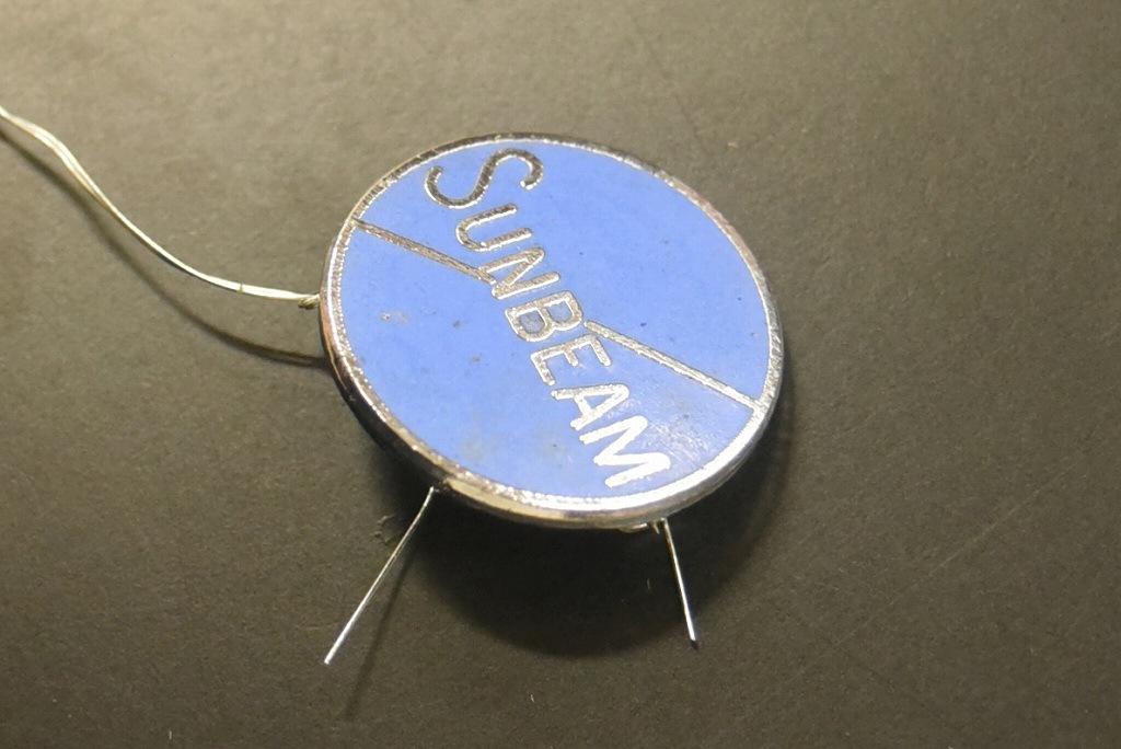 104528 ヴィンテージ 　「SUNBEAM」　 旧車　メタル　バッジ　エンブレム　英国 MADE IN ENGLAND　バッヂ　バッチ