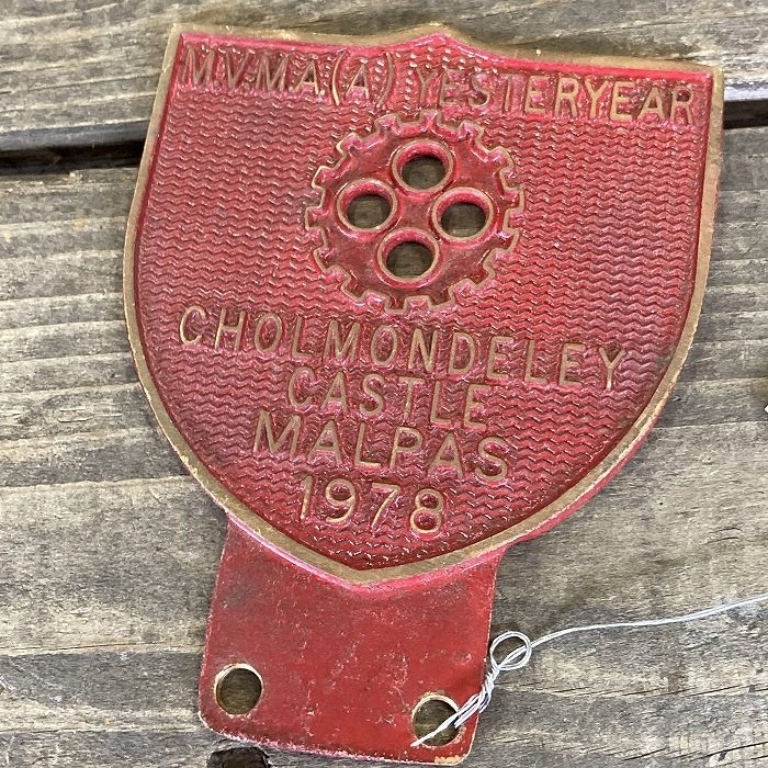 106370 ヴィンテージ　 「CHOLMONDELEY CASTLE MALPAS 1978」 カーバッチ エンブレム