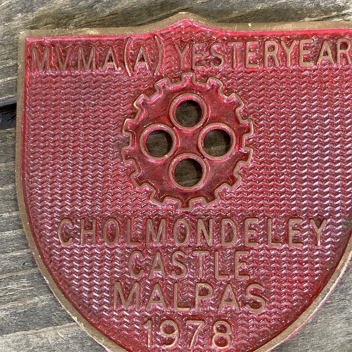 106370 ヴィンテージ　 「CHOLMONDELEY CASTLE MALPAS 1978」 カーバッチ エンブレム