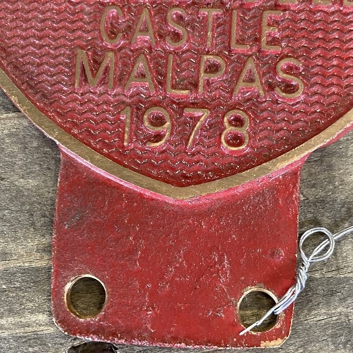 106370 ヴィンテージ　 「CHOLMONDELEY CASTLE MALPAS 1978」 カーバッチ エンブレム