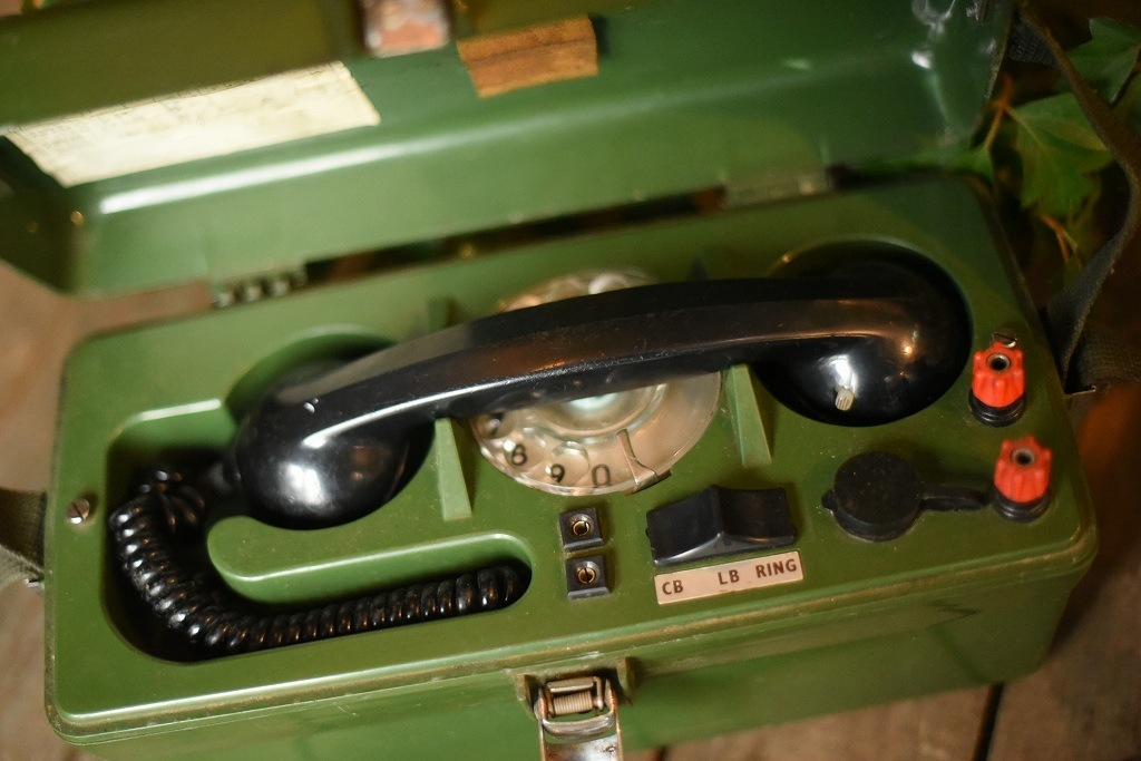 100549 ヴィンテージ　無線機　ミリタリー　 英国製　MADE IN ENGLAND