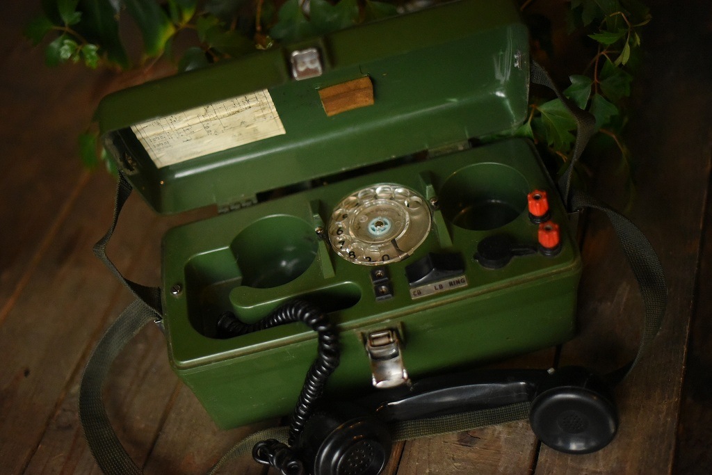 100549 ヴィンテージ　無線機　ミリタリー　 英国製　MADE IN ENGLAND