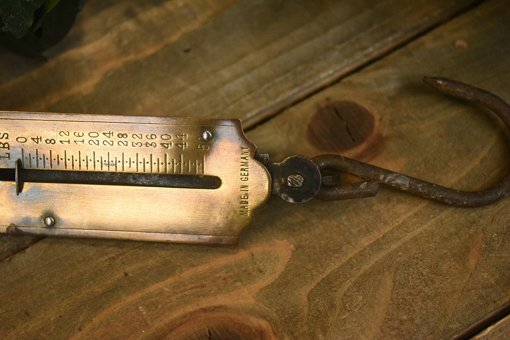 104161 ヴィンテージ　　バネ秤　計量器　吊り下げ式秤　スケール　真鍮製　ブラス　 MADE IN GEAMANY