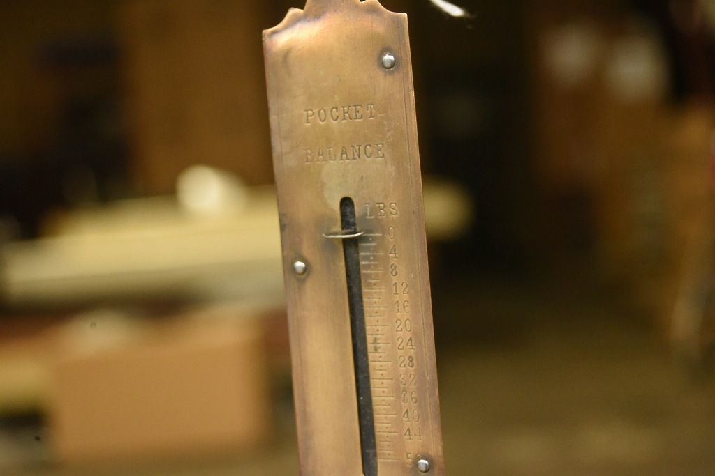 104161 ヴィンテージ　　バネ秤　計量器　吊り下げ式秤　スケール　真鍮製　ブラス　 MADE IN GEAMANY