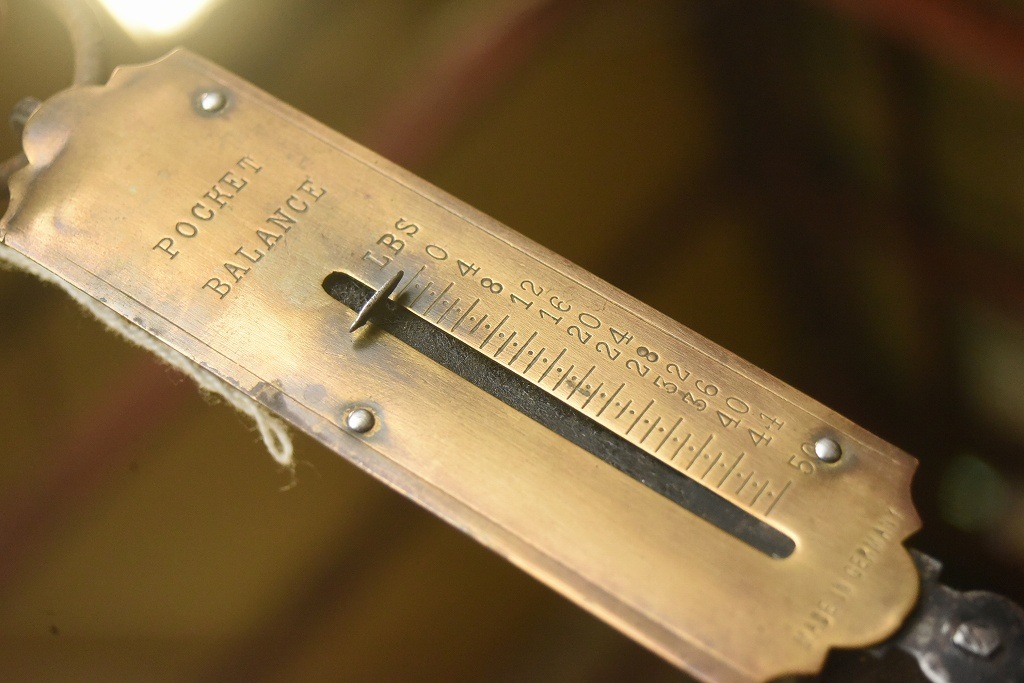 104161 ヴィンテージ　　バネ秤　計量器　吊り下げ式秤　スケール　真鍮製　ブラス　 MADE IN GEAMANY