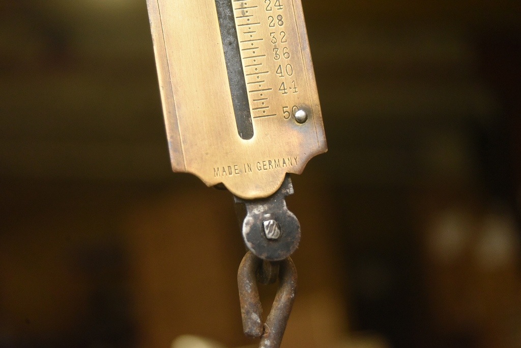 104161 ヴィンテージ　　バネ秤　計量器　吊り下げ式秤　スケール　真鍮製　ブラス　 MADE IN GEAMANY