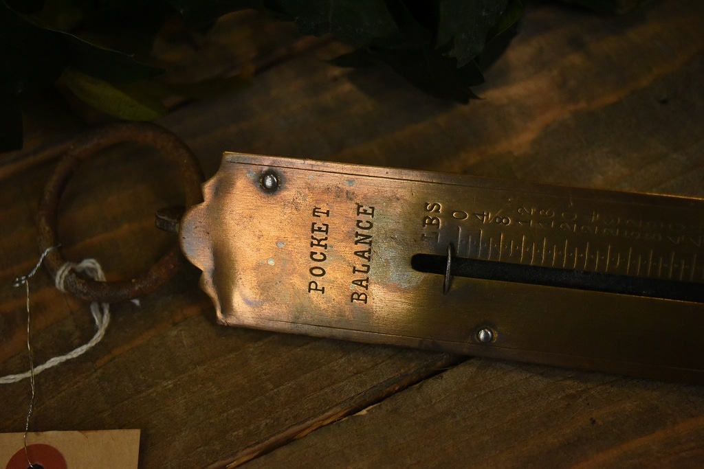 104161 ヴィンテージ　　バネ秤　計量器　吊り下げ式秤　スケール　真鍮製　ブラス　 MADE IN GEAMANY