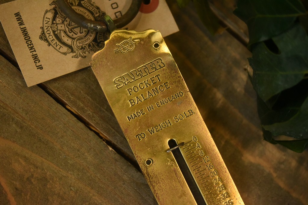 104159 ヴィンテージ　　「SALTER」　バネ秤　計量器　吊り下げ式秤　スケール　真鍮製　ブラス　英国 MADE IN ENGLAND