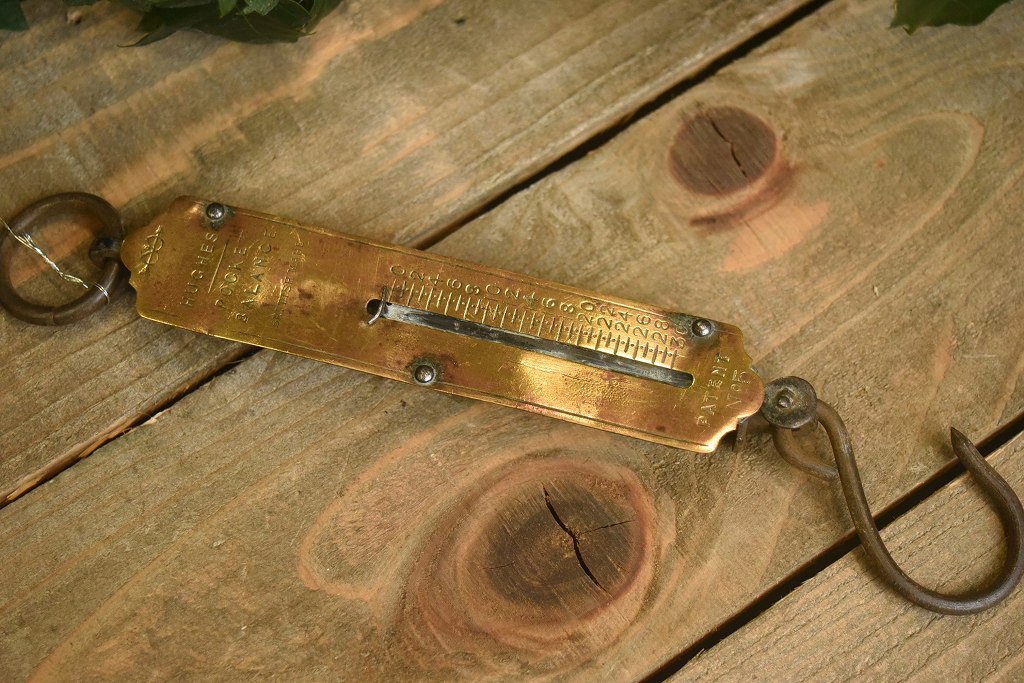 104163 ヴィンテージ　「HUGHES BRITISH MADE」　バネ秤　計量器　吊り下げ式秤　スケール　真鍮製　ブラス　英国 MADE IN ENGLAND