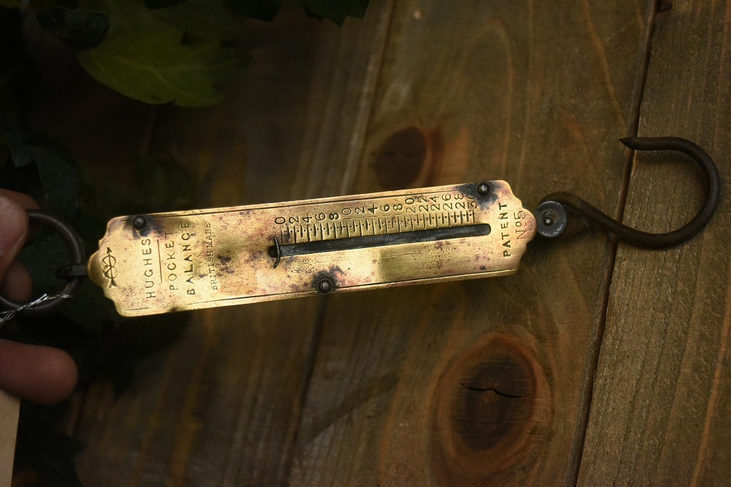 104163 ヴィンテージ　「HUGHES BRITISH MADE」　バネ秤　計量器　吊り下げ式秤　スケール　真鍮製　ブラス　英国 MADE IN ENGLAND