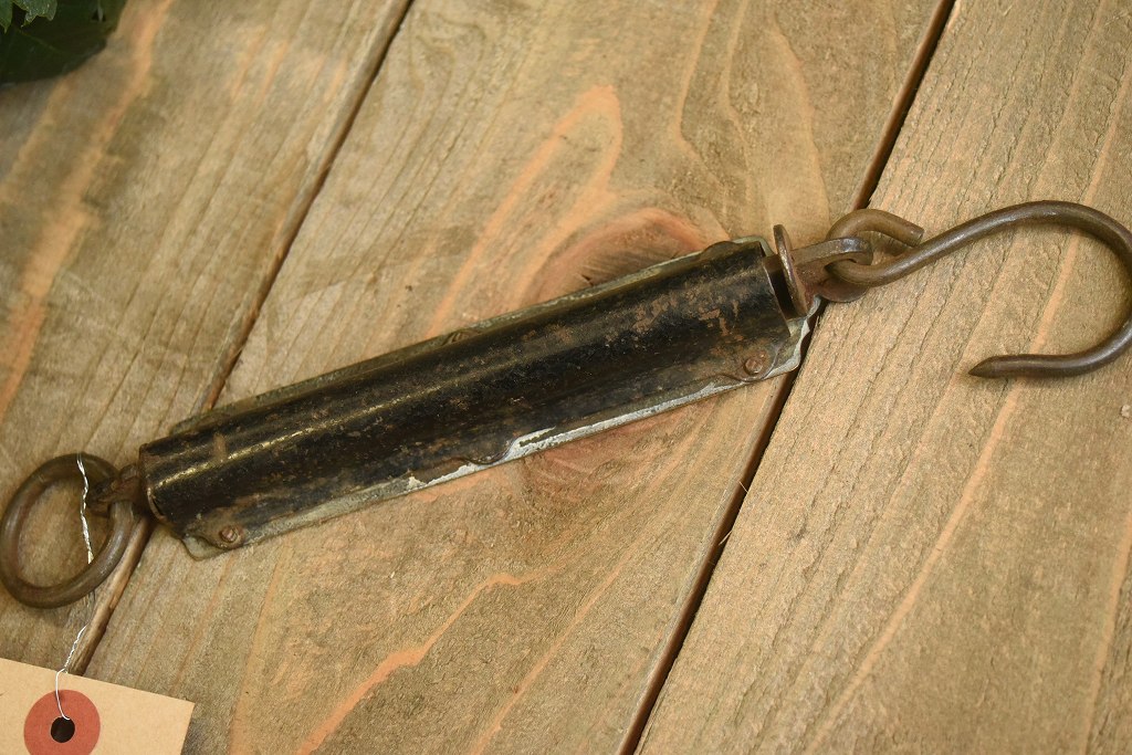 104163 ヴィンテージ　「HUGHES BRITISH MADE」　バネ秤　計量器　吊り下げ式秤　スケール　真鍮製　ブラス　英国 MADE IN ENGLAND