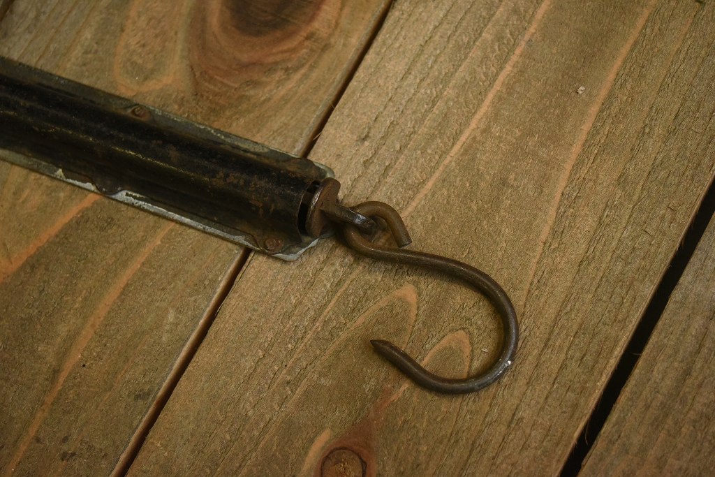 104163 ヴィンテージ　「HUGHES BRITISH MADE」　バネ秤　計量器　吊り下げ式秤　スケール　真鍮製　ブラス　英国 MADE IN ENGLAND