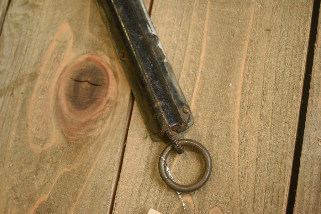 104163 ヴィンテージ　「HUGHES BRITISH MADE」　バネ秤　計量器　吊り下げ式秤　スケール　真鍮製　ブラス　英国 MADE IN ENGLAND