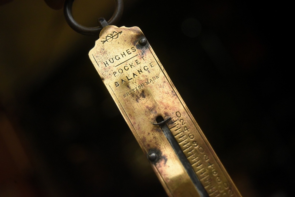 104163 ヴィンテージ　「HUGHES BRITISH MADE」　バネ秤　計量器　吊り下げ式秤　スケール　真鍮製　ブラス　英国 MADE IN ENGLAND