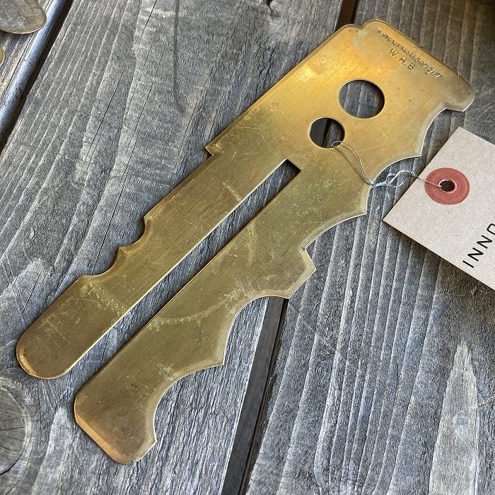 106313 ヴィンテージ　メダルボタンポリッシュプレート真鍮製　　ブラス　英国