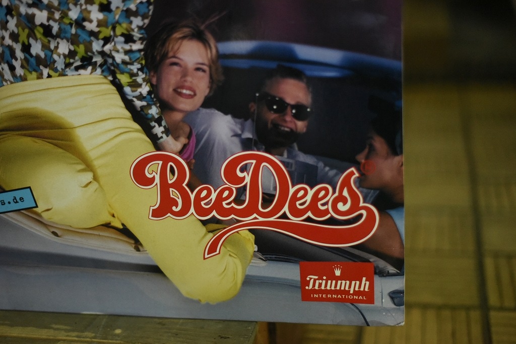 100098 ヴィンテージ 「BeeDees TRIUMP」 看板 サインプレート 英国製