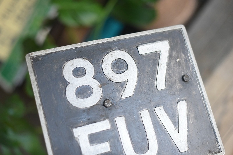 105349 UK ヴィンテージ　英国 ナンバープレート アルミ製