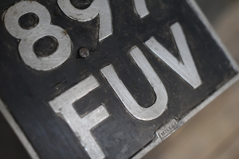 105349 UK ヴィンテージ　英国 ナンバープレート アルミ製