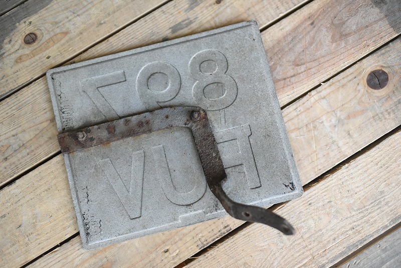 105349 UK ヴィンテージ　英国 ナンバープレート アルミ製