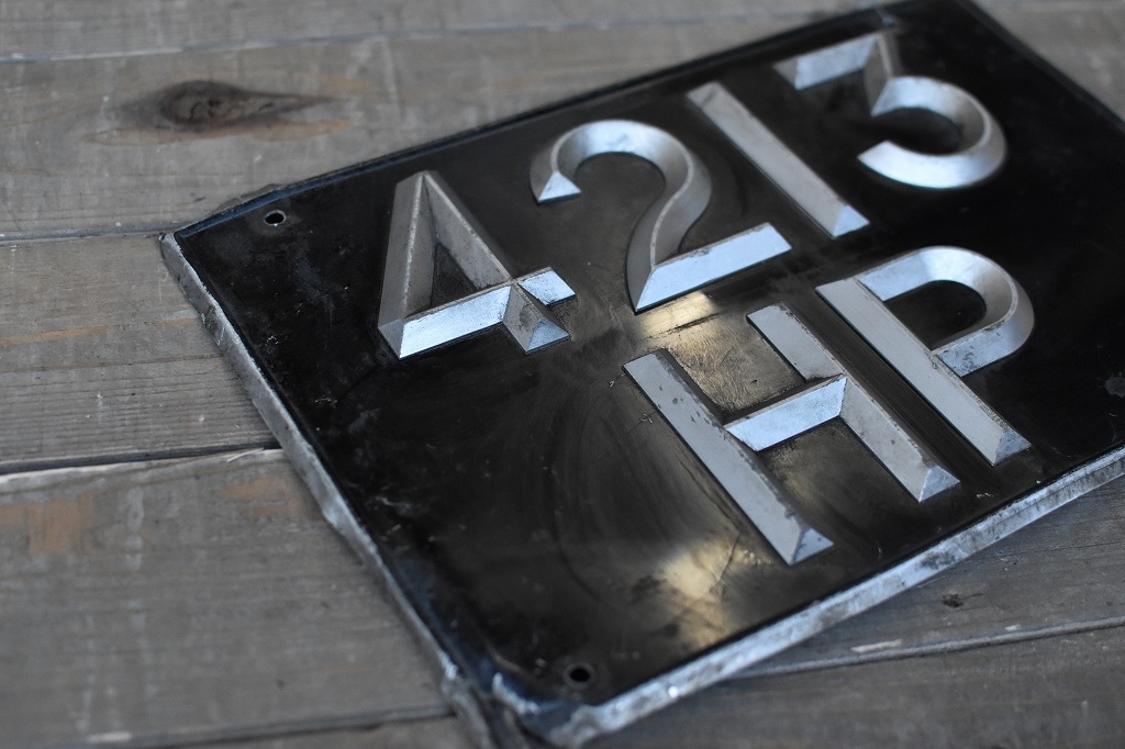 106739 UK ヴィンテージ 英国 エンボス ナンバープレート アルミ製