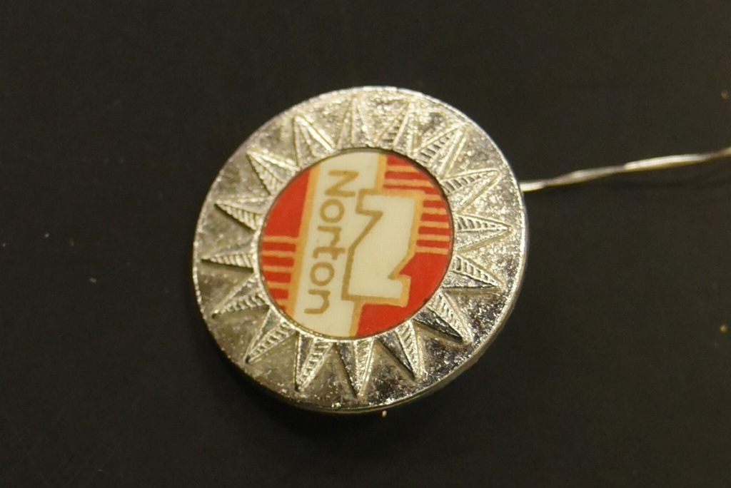 104525 ヴィンテージ 「NORTON」 旧車 メタル バッジ エンブレム 英国 MADE IN ENGLAND バッヂ バッチ