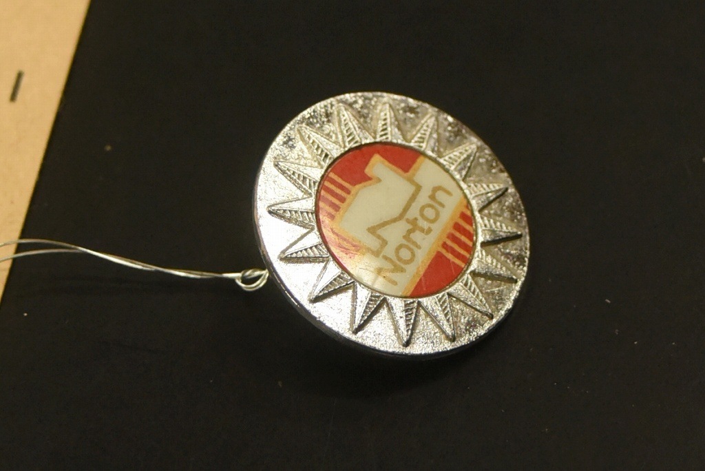 104525 ヴィンテージ 「NORTON」 旧車 メタル バッジ エンブレム 英国 MADE IN ENGLAND バッヂ バッチ