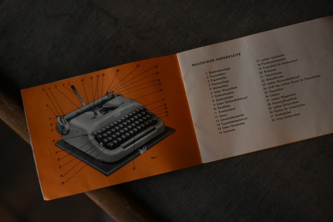 2215 ヴィンテージ タイプライター ドイツ製　「ERIKA 10」