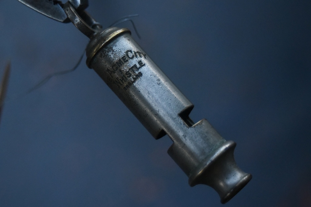 103378 UK　ヴィンテージ　ポリス　ホイッスル　MADE IN ENGLAND