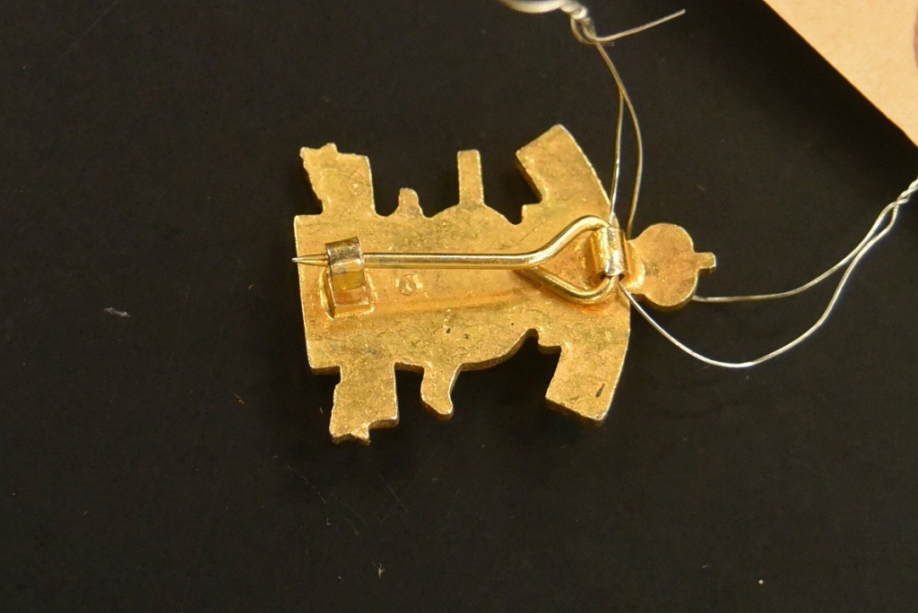 104526 ヴィンテージ 　「ROYAL ENFIELD ロイヤルエンフィールド」　 旧車　メタル　バッジ　エンブレム　英国 MADE IN ENGLAND　バッヂ　バッチ