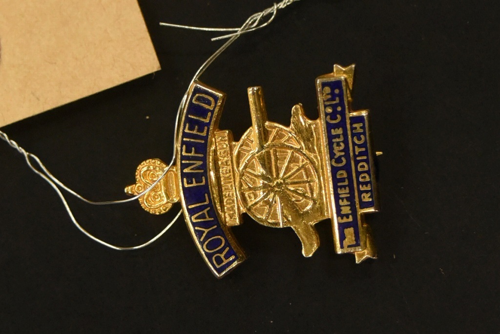 104526 ヴィンテージ 　「ROYAL ENFIELD ロイヤルエンフィールド」　 旧車　メタル　バッジ　エンブレム　英国 MADE IN ENGLAND　バッヂ　バッチ