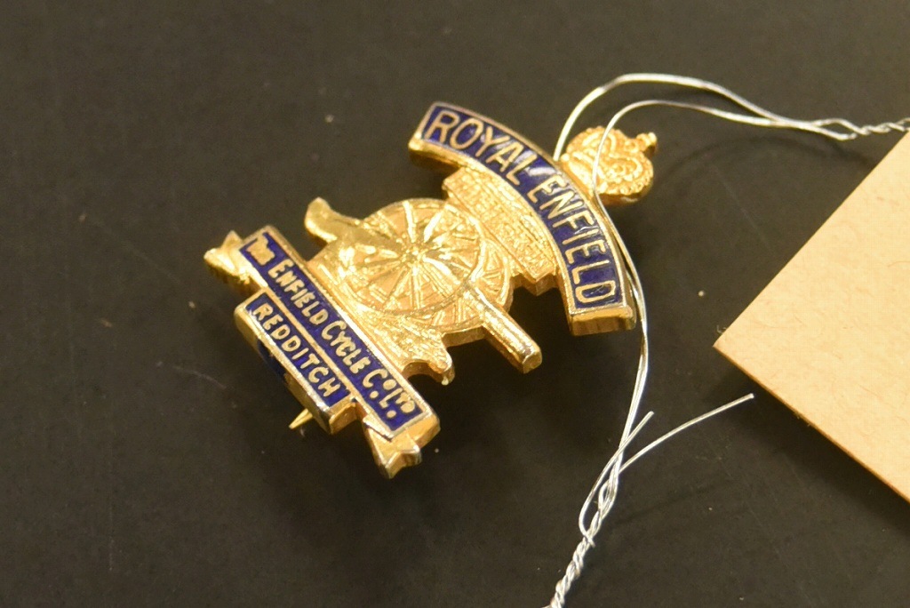 104526 ヴィンテージ 　「ROYAL ENFIELD ロイヤルエンフィールド」　 旧車　メタル　バッジ　エンブレム　英国 MADE IN ENGLAND　バッヂ　バッチ