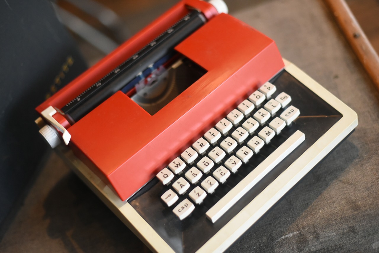 2616 ヴィンテージ タイプライター 「PETITE」 英国製