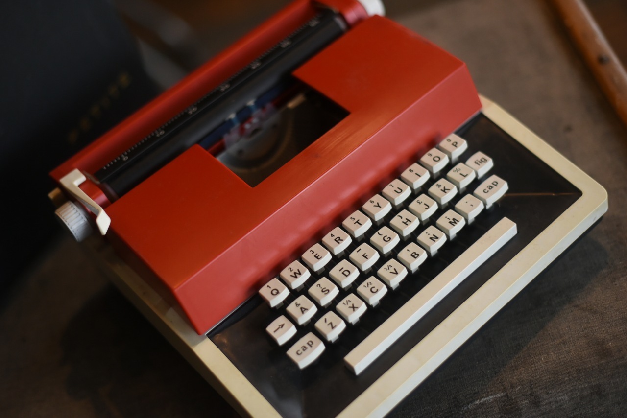 2616 ヴィンテージ タイプライター 「PETITE」 英国製