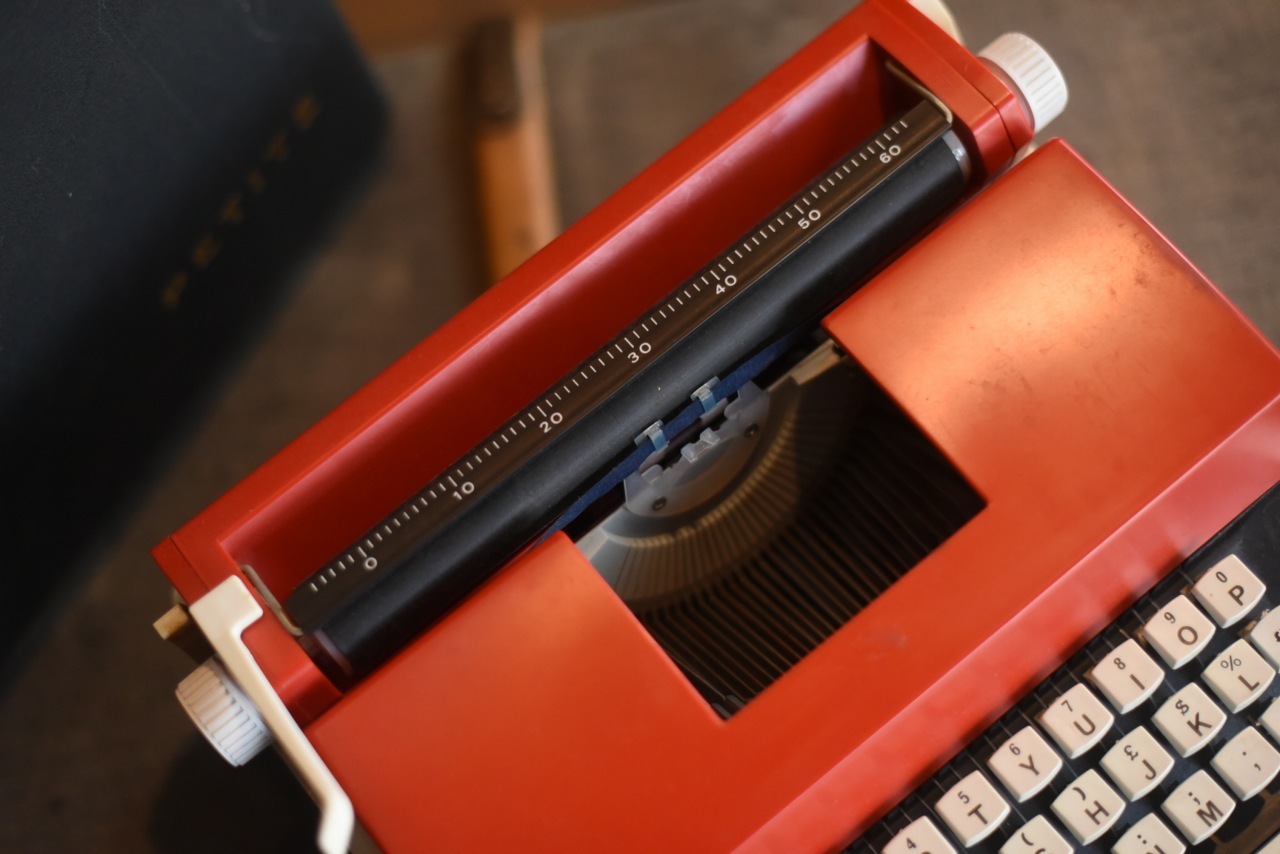 2616 ヴィンテージ タイプライター 「PETITE」 英国製