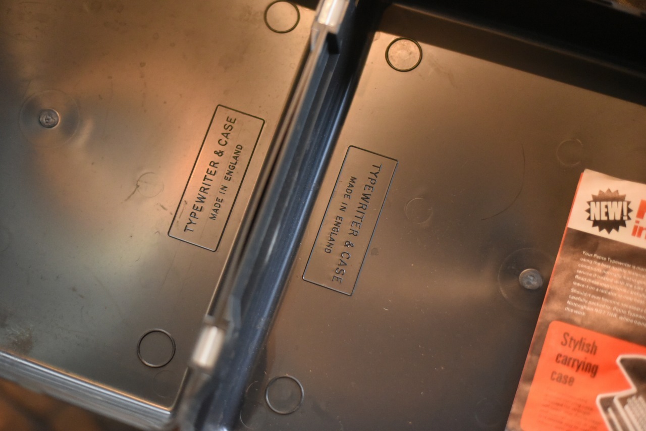 2616 ヴィンテージ タイプライター 「PETITE」 英国製