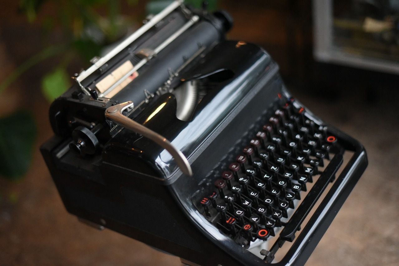 100857 ヴィンテージ　タイプライター　ドイツ製