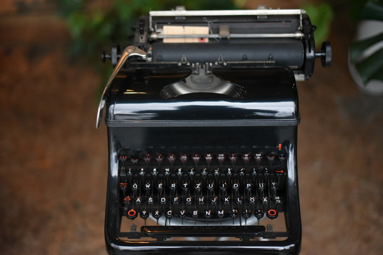 100857 ヴィンテージ　タイプライター　ドイツ製