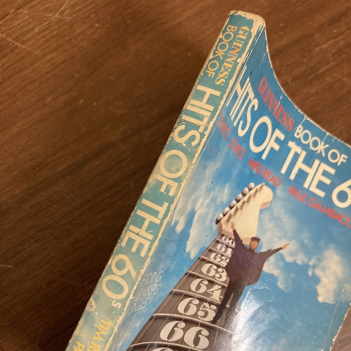 B4146　「GUINNESS BOOK OF HITS OF THE 60s TIM RICE JO RICE MIKE READ PAUL GAMBACCINI」英国音楽書籍