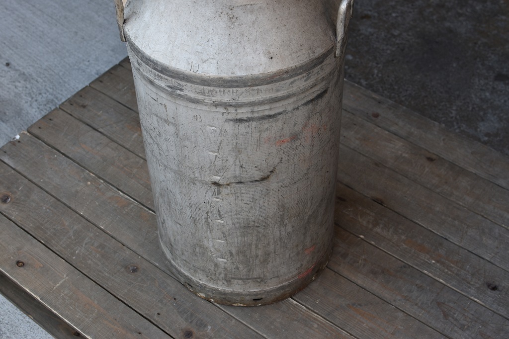 106813 ヴィンテージ アルミ　ミルク缶　　英国