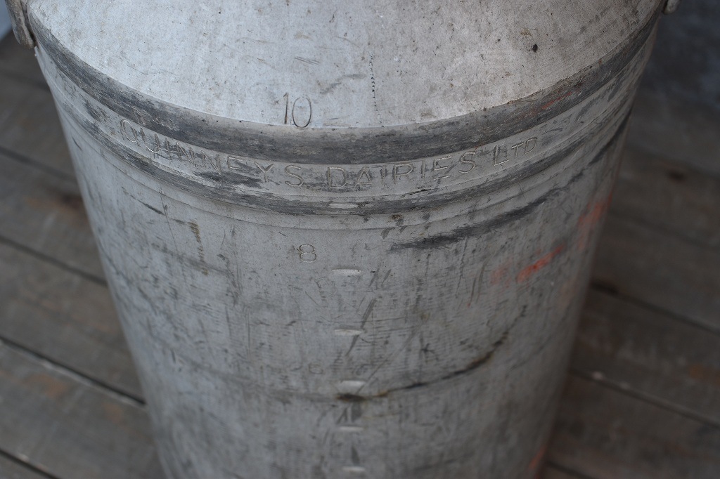 106813 ヴィンテージ アルミ　ミルク缶　　英国