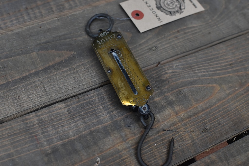 106881 ヴィンテージ　「POCKET BALANCE」　バネ秤　計量器　吊り下げ式秤　スケール　真鍮製　ブラス　イギリス MADE IN ENGLAND