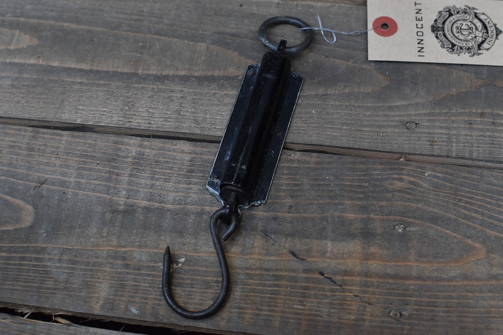 106881 ヴィンテージ　「POCKET BALANCE」　バネ秤　計量器　吊り下げ式秤　スケール　真鍮製　ブラス　イギリス MADE IN ENGLAND