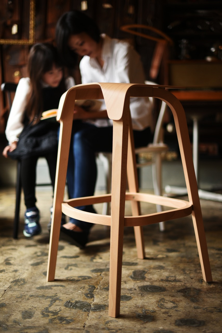 TON　BAR STOOL Leaf　371438　ブラック　ナチュラル