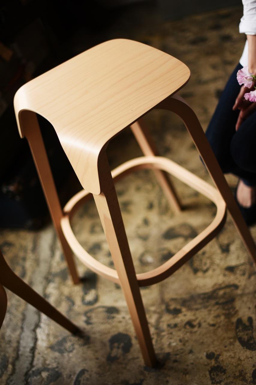 TON　BAR STOOL Leaf　371438　ブラック　ナチュラル