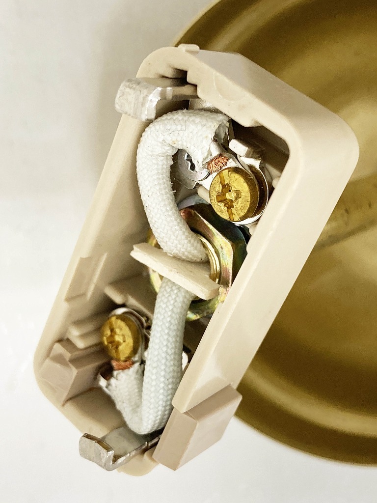 1686 ヴィンテージ 乳白色ガラス ランプ シェード フリル 真鍮製照明器具付属