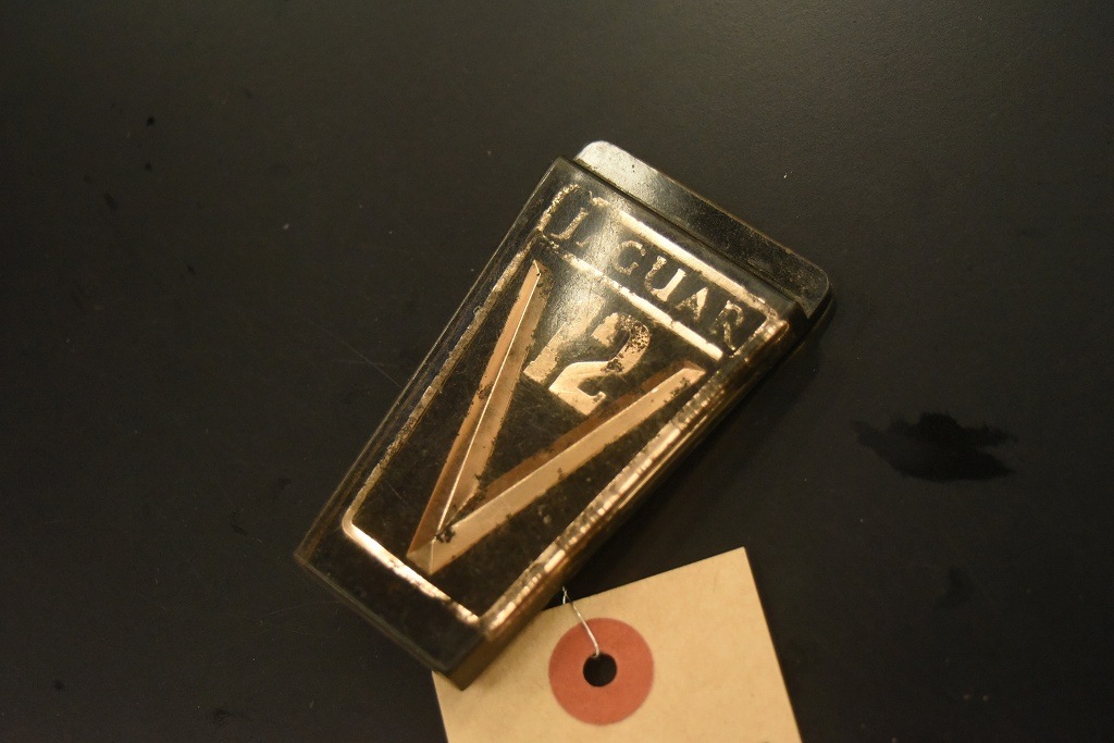 104513 ヴィンテージ 　「JAGUAR V12 ジャガー」　 旧車　エンブレム　英国 MADE IN ENGLAND